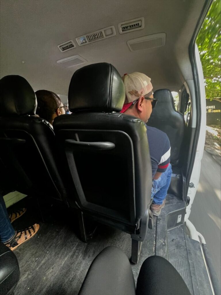 ドミニカ共和国のバス車内の様子です。