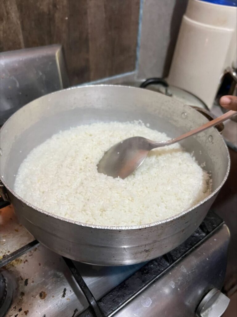 ドミニカ共和国でご飯を炊く過程の写真です。