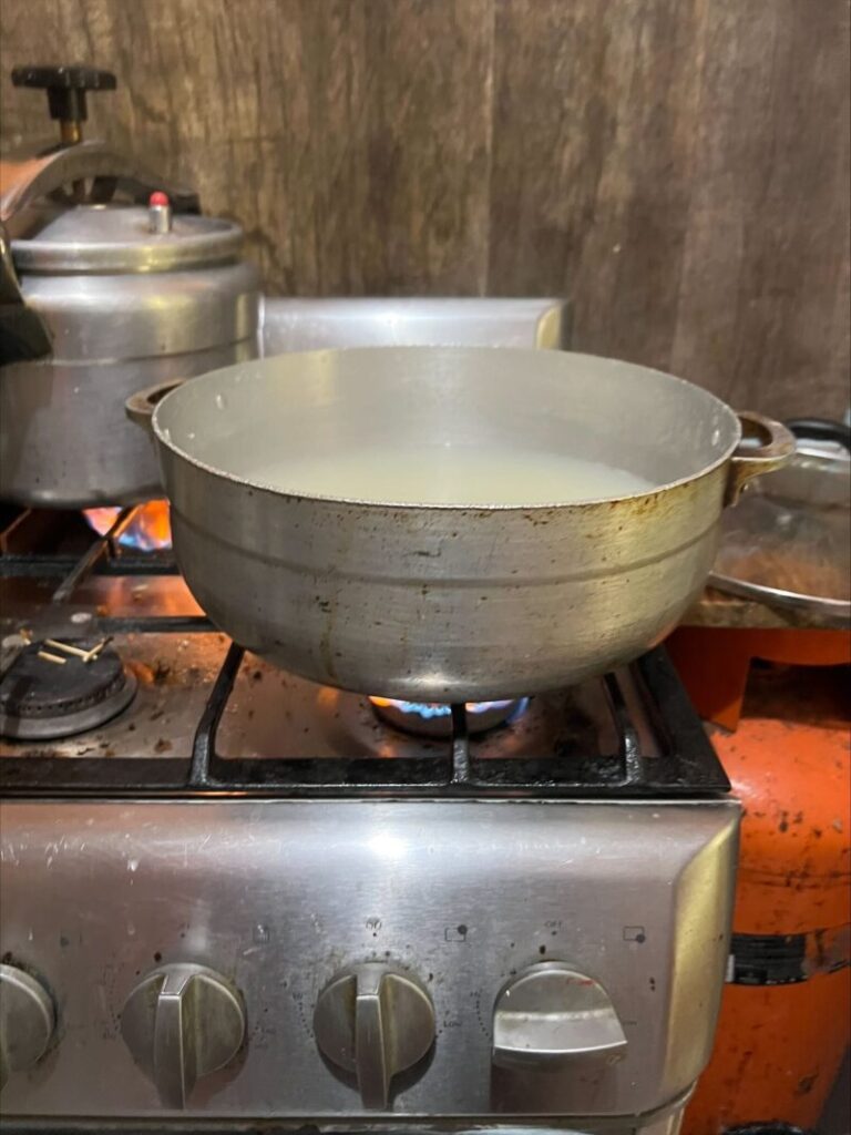 ドミニカ共和国でご飯を炊く過程の写真です。