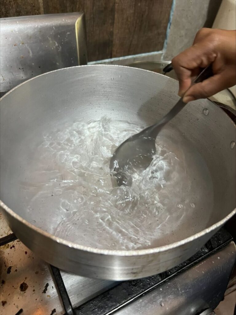 混ぜている写真です