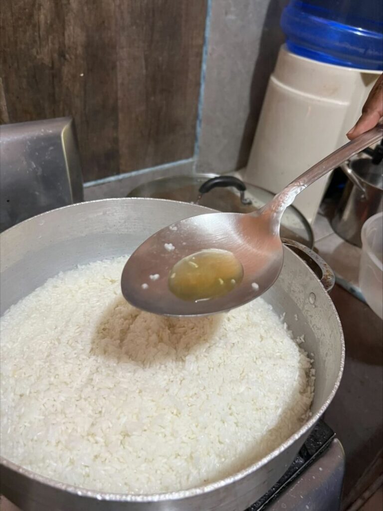 ドミニカ共和国でご飯を炊く過程の写真です。オリーブオイルをいれています。