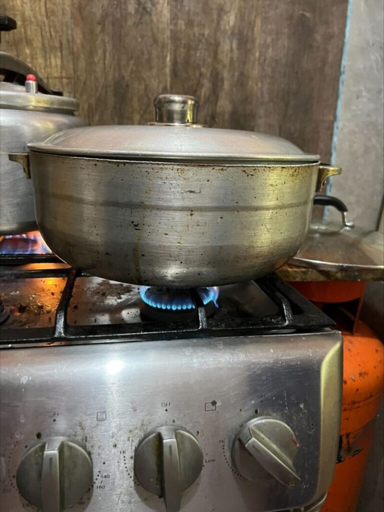 ドミニカ共和国でご飯を炊く過程の写真です。