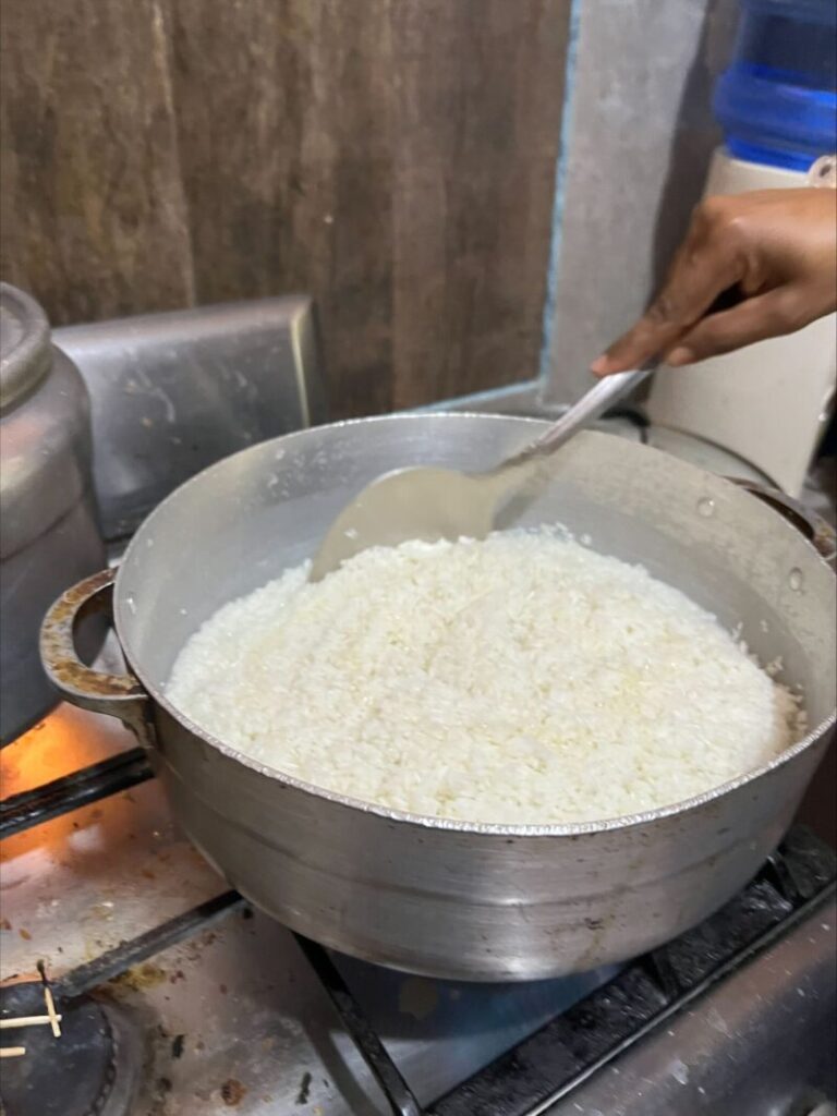 ドミニカ共和国でご飯を炊く過程の写真です。