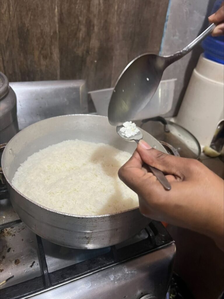 ドミニカ共和国でご飯を炊く過程の写真です。