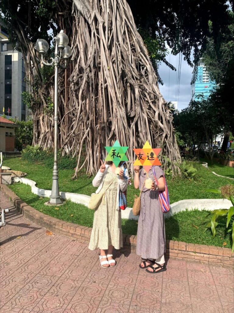 ベトナムでココナッツを片手にピースしている女性2名の写真